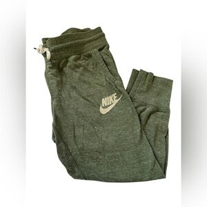 Nike Women Green Jogger cropped Pants